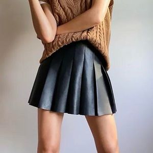 Aritzia Sunday Best Sundeh black faux leather pleated  skirt size 0